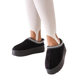 Svarta tofflor dekorerade med broderier på en hög Luanel-plattform