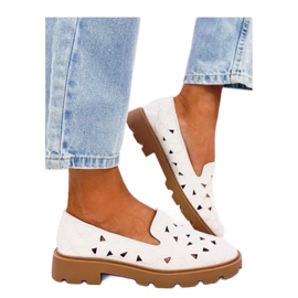 Vita genombrutna mockasiner