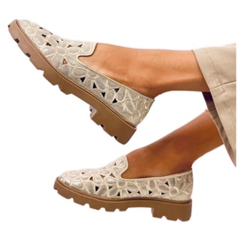 Genombrutna guldmockasiner beige