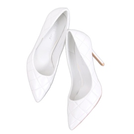 Vita quiltade pumps med stilettklack