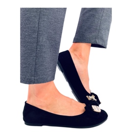 Svarta mockaballerinor med en nallebjörn