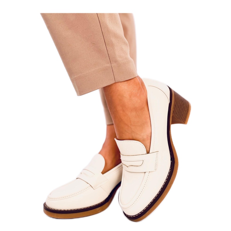 Beige högklackade mockasiner