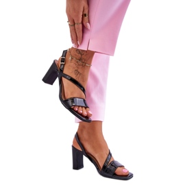 Svartlackade sandaler på stolpen