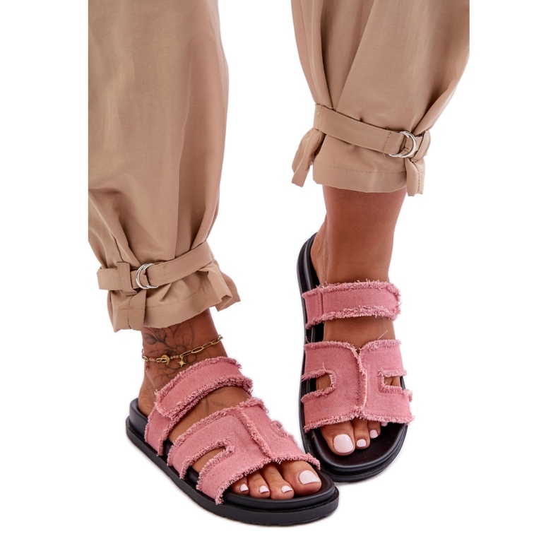 Klassiska damtofflor gjorda av rosa tyg