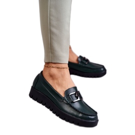 Damskor på den gröna plattformen