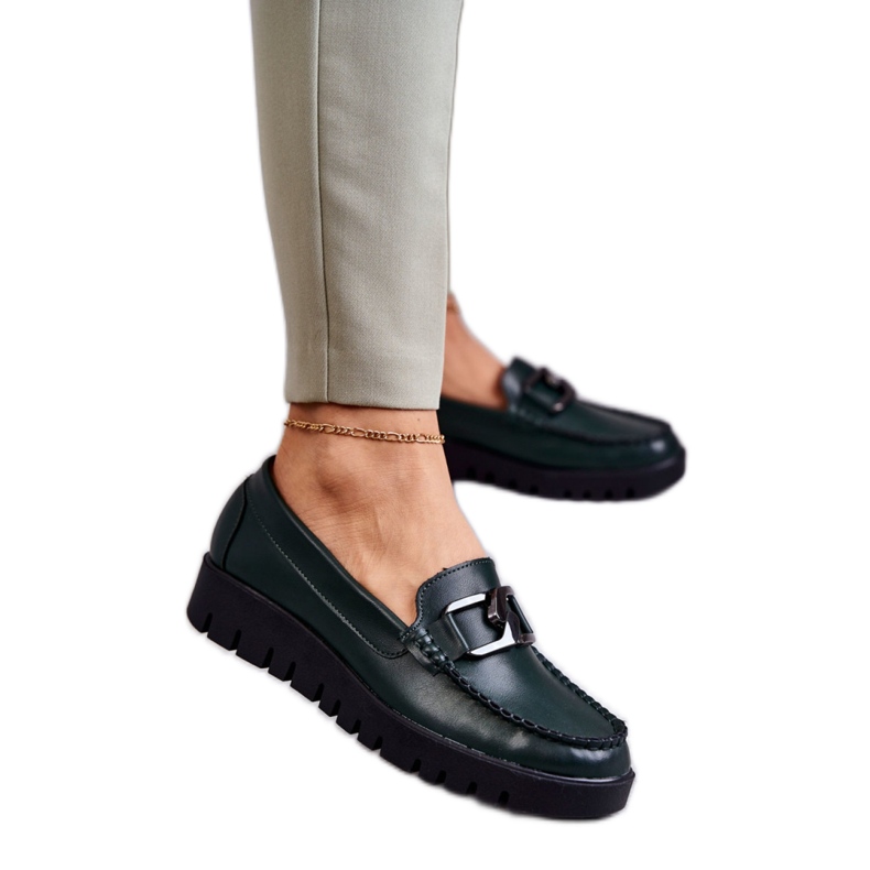 Damskor på den gröna plattformen