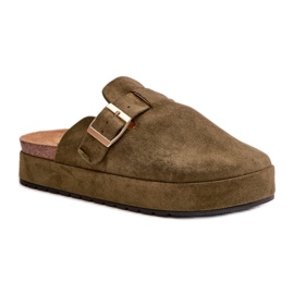 Damtofflor på den gröna plattformen