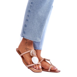 Mockatofflor med beige dekorationer