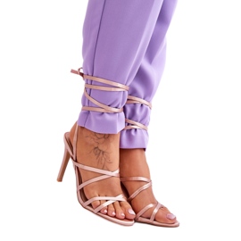 Beige högklackade sandaler med snörning