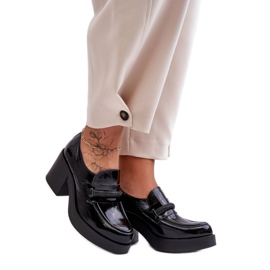 Högklackade skor med svart dekoration