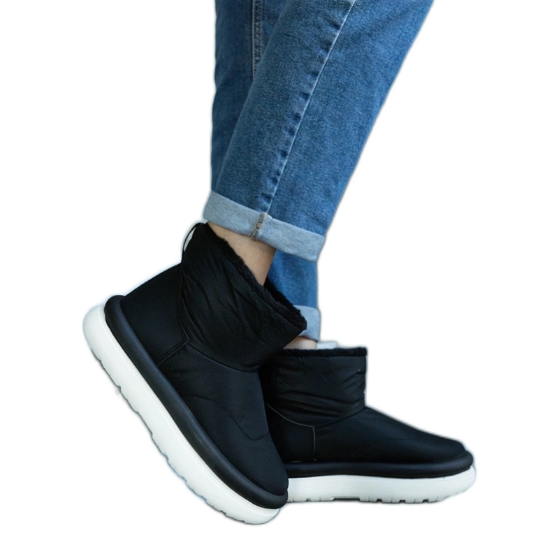 Svarta varma snöstövlar på Cores-plattformen