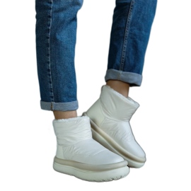 Beige varma snöstövlar på Cores-plattformen