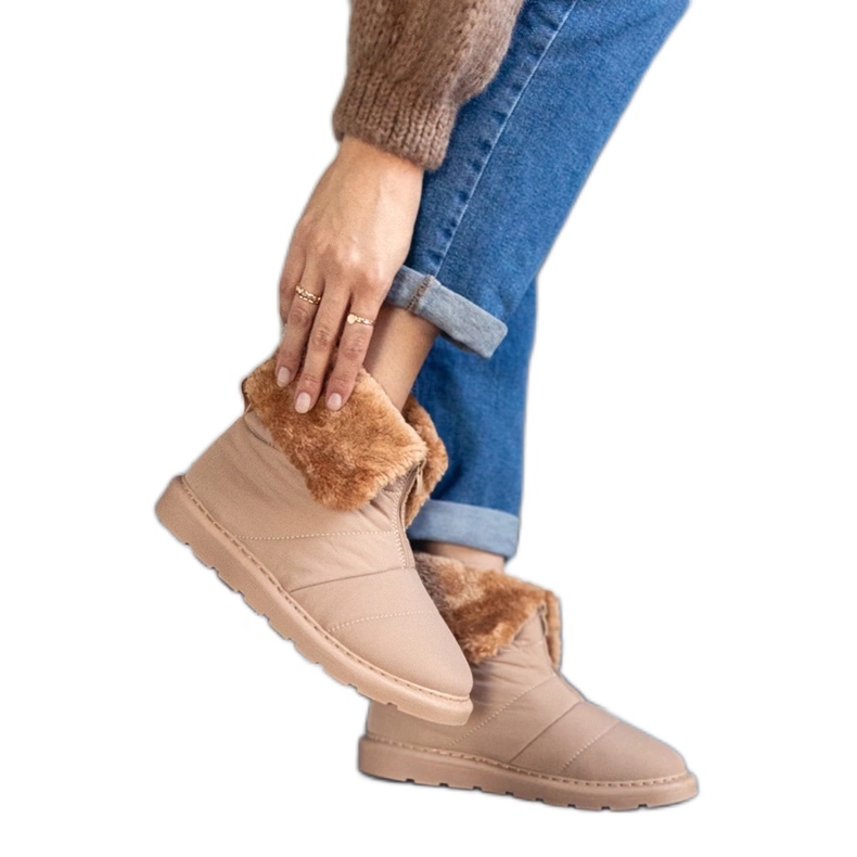 Beige isolerade snöstövlar med krage från Edidda