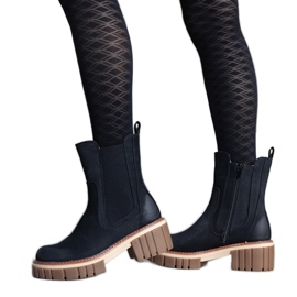 Svarta massiva platåkängor med skavsår från Sholla