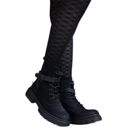 Svarta isolerade vandringskängor med skavsår och knäband