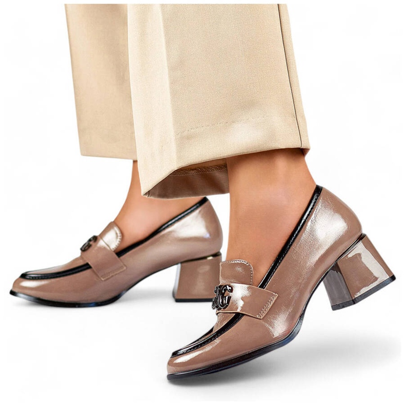 Beige patent lågklackade skor, dam högklackat pumps