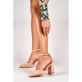 Beige pumps i mocka med ankelfäste QA203BE