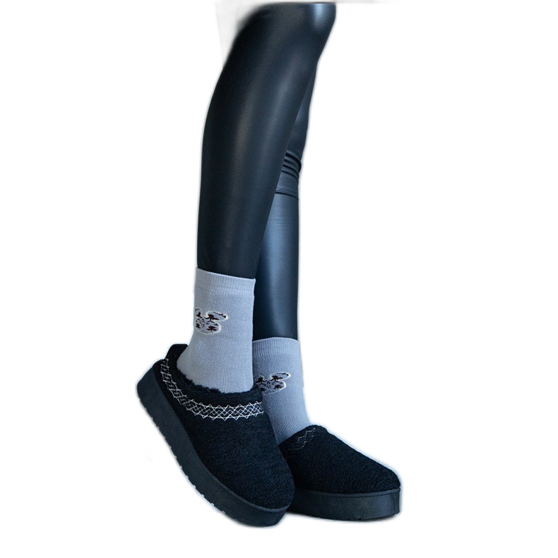 Svarta plattformssnöskor med en låg ovandel och ett broderat Greene-mönster