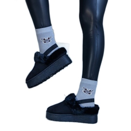 Svarta platåtofflor dekorerade med päls och med ett elastiskt band vid hälen, Frank