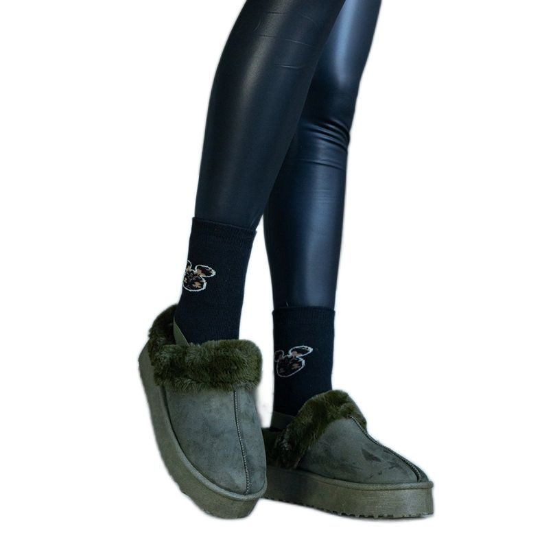 Gröna platåtofflor dekorerade med päls och med ett elastiskt band vid hälen, Frank