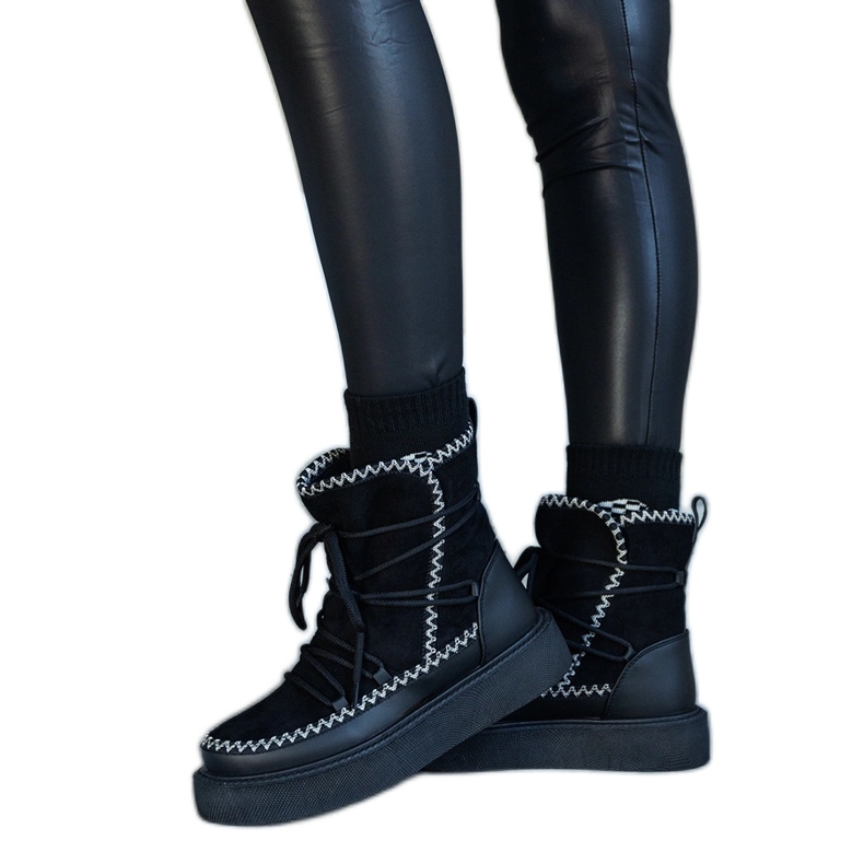 Svarta snöstövlar med snören dekorerade med Mckenzie-broderier