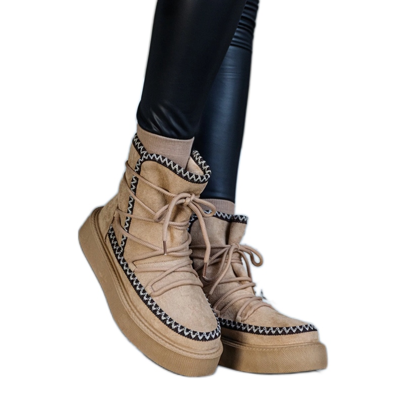 Beige snöstövlar med snörning dekorerade med Mckenzie-broderier