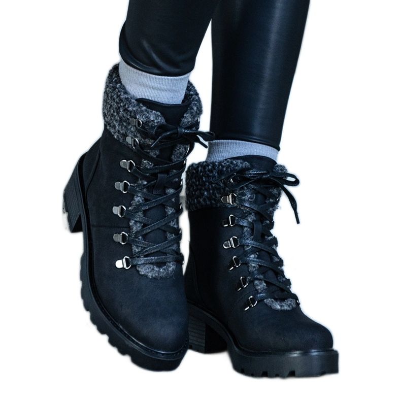 Svarta snörstövlar dekorerade med en Moses fårskinnsrock