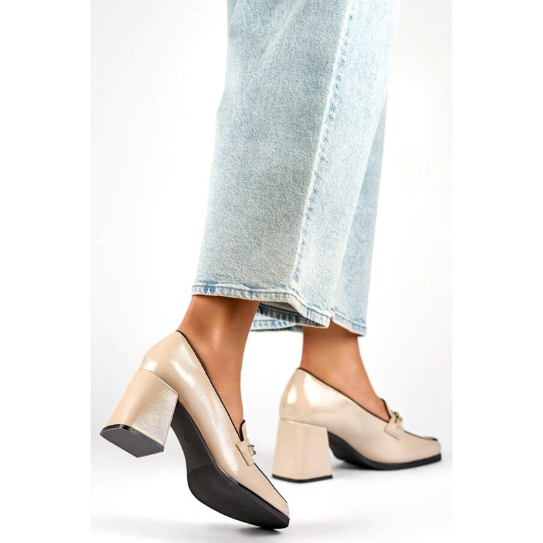 Beige eleganta lackskor med höga klackar