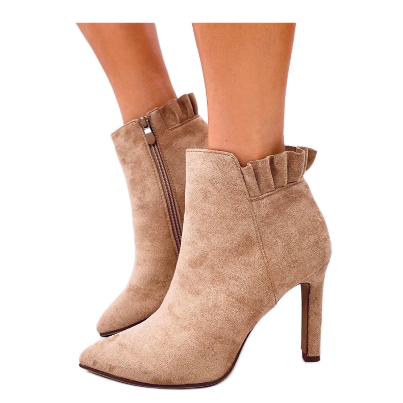 Ankelboots med hög klack i mocka i kaki beige