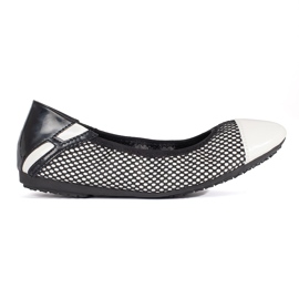 Vita och svarta balettlägenheter dekorerade med mesh