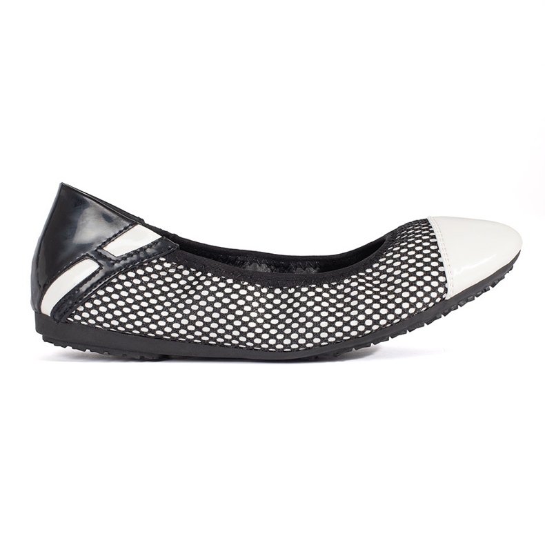 Vita och svarta balettlägenheter dekorerade med mesh