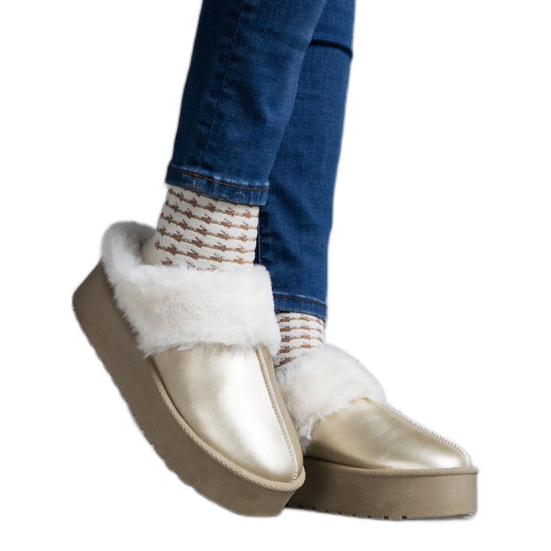 Guldplattformstofflor dekorerade med päls med ett elastiskt band vid hälen gyllene