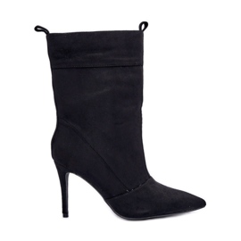 Svarta högklackade stövlar