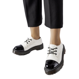 Vita och svarta lackskor