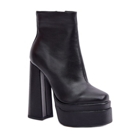 Svarta ankelboots för kvinnor på en massiv plattform