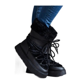 Svarta isolerade snöstövlar med snörning dekorerade med päls