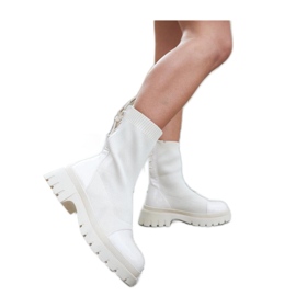 Beige stövlar med lackstrumpor från Albertina - Solea