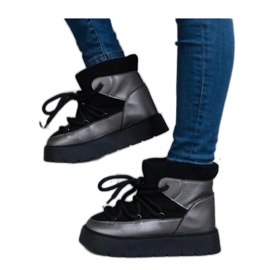 Svarta plattformssnöskor isolerade med Sapphi - Solea-päls