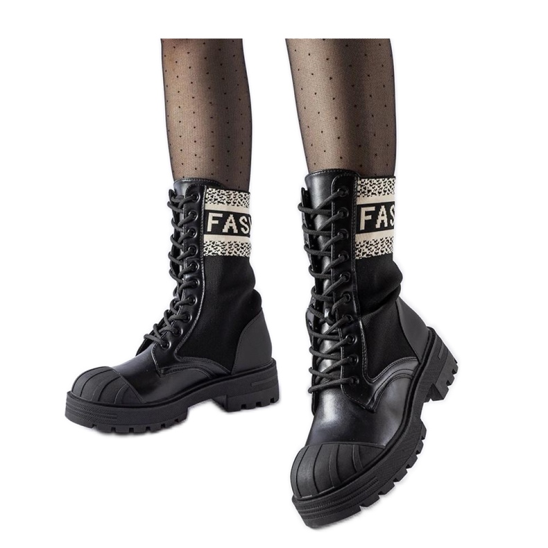 Svarta sockstövlar med en vit Daria - Solea inskription