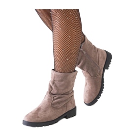 Bruna skrynkliga stövlar av eko-mocka Hinda - Solea