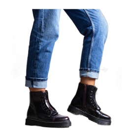 Vinröd isolerade vandringskängor