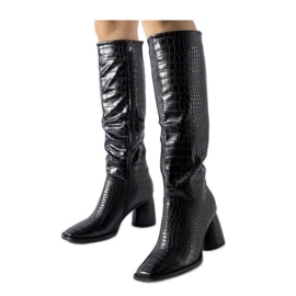 Svarta stövlar dekorerade med prägling