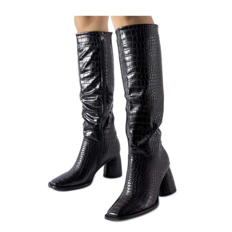 Svarta stövlar dekorerade med prägling