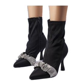 Svarta stövlar dekorerade med zirkoner