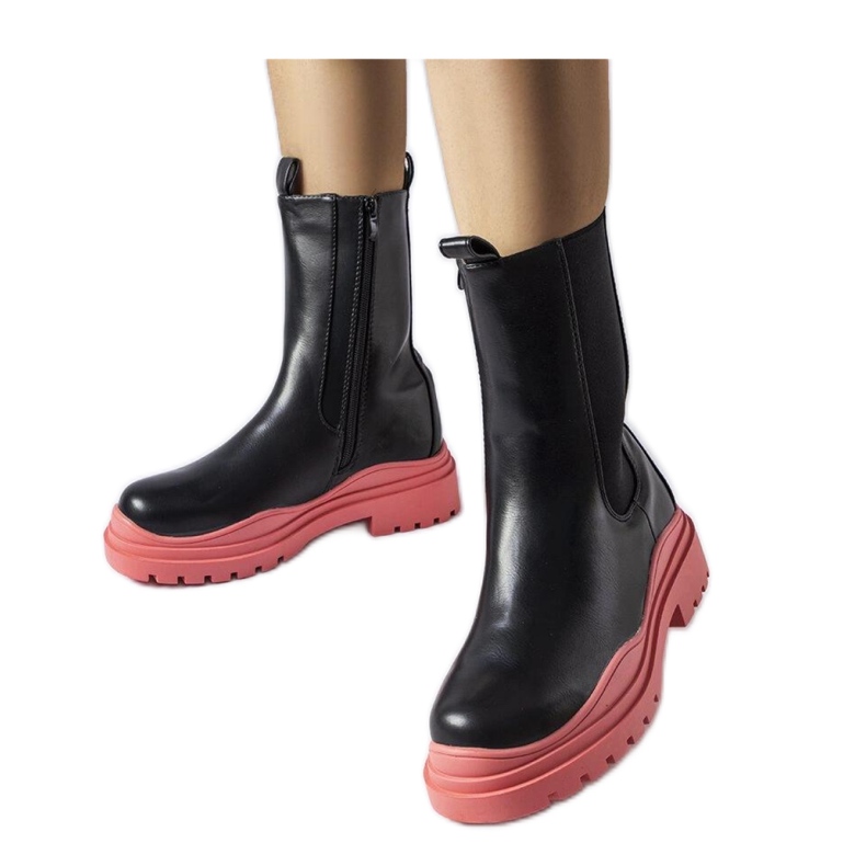 Svarta stövlar med färgad sula