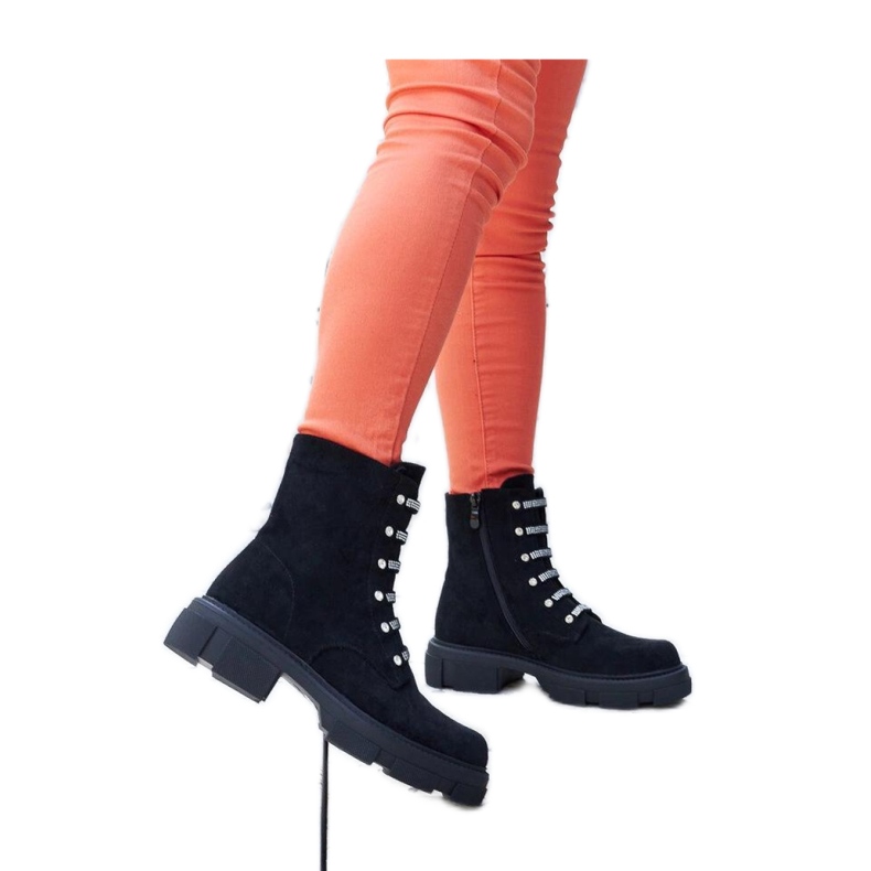 Svarta isolerade ankelboots i ekomocka med strass