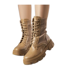 Beige sneakers med en flexibel ovandel