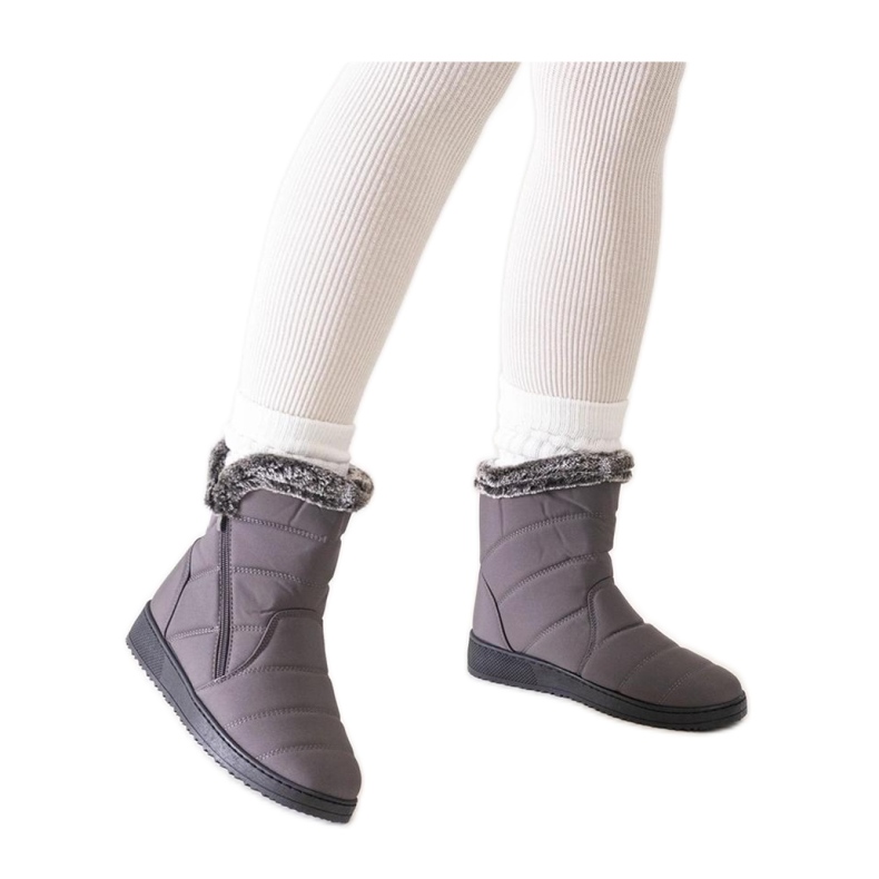 Gråa snöstövlar dekorerade med päls