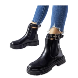 Svarta stövlar med dekorativt lås