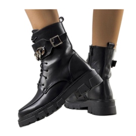 Svarta, isolerade vandringskängor